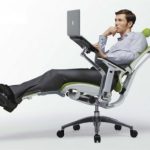 du mobilier ergonomique (chaises, bureaux)