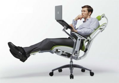 du mobilier ergonomique (chaises, bureaux)